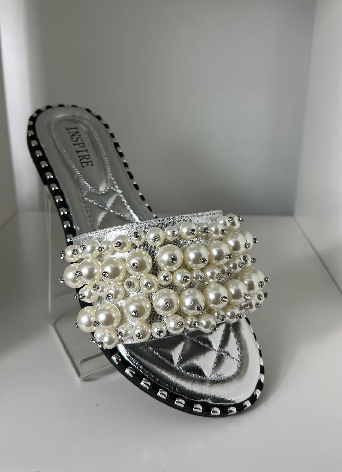 Chanel pearl hot sale fantasy slides